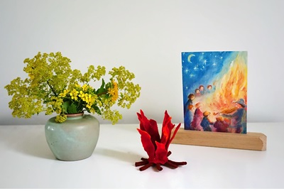 Kaart, bloemen en vuurtje van vilt voor Sint Jan