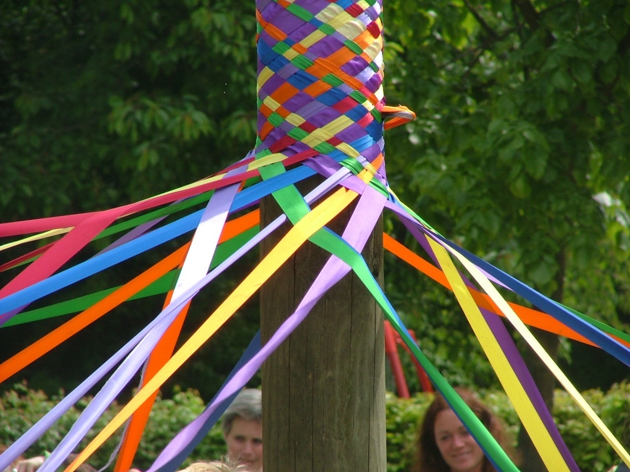 Versierde meiboom voor het pinksterfeest op de vrije school