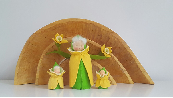 Atelier de Vier Jaargetijden Daffodil mother with childeren Waldorf Nature tabel Antroposofische seizoentafel 