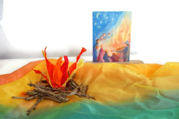 Een vuurtje gemaakt van zijdevloeipapier voor de seizoentafel voor Sint JAN