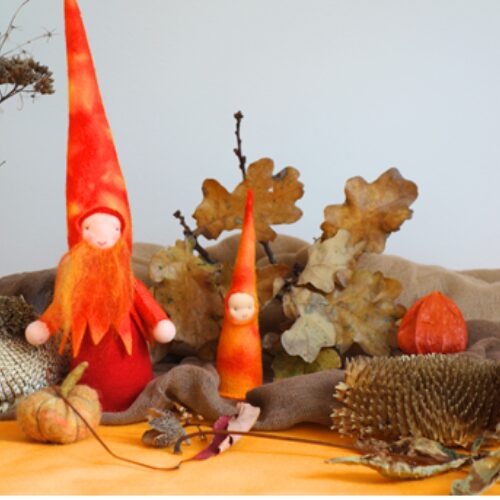 Herfst kabouters van vilt Vuurkabouter met zijn vuurkindje