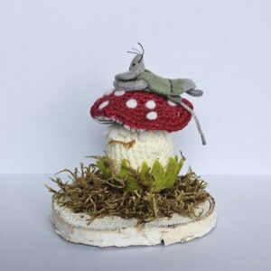 Slapend muisje op een paddenstoel