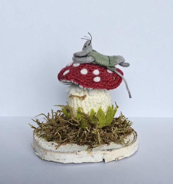 20251105_105939 Slapend muisje op een paddenstoel